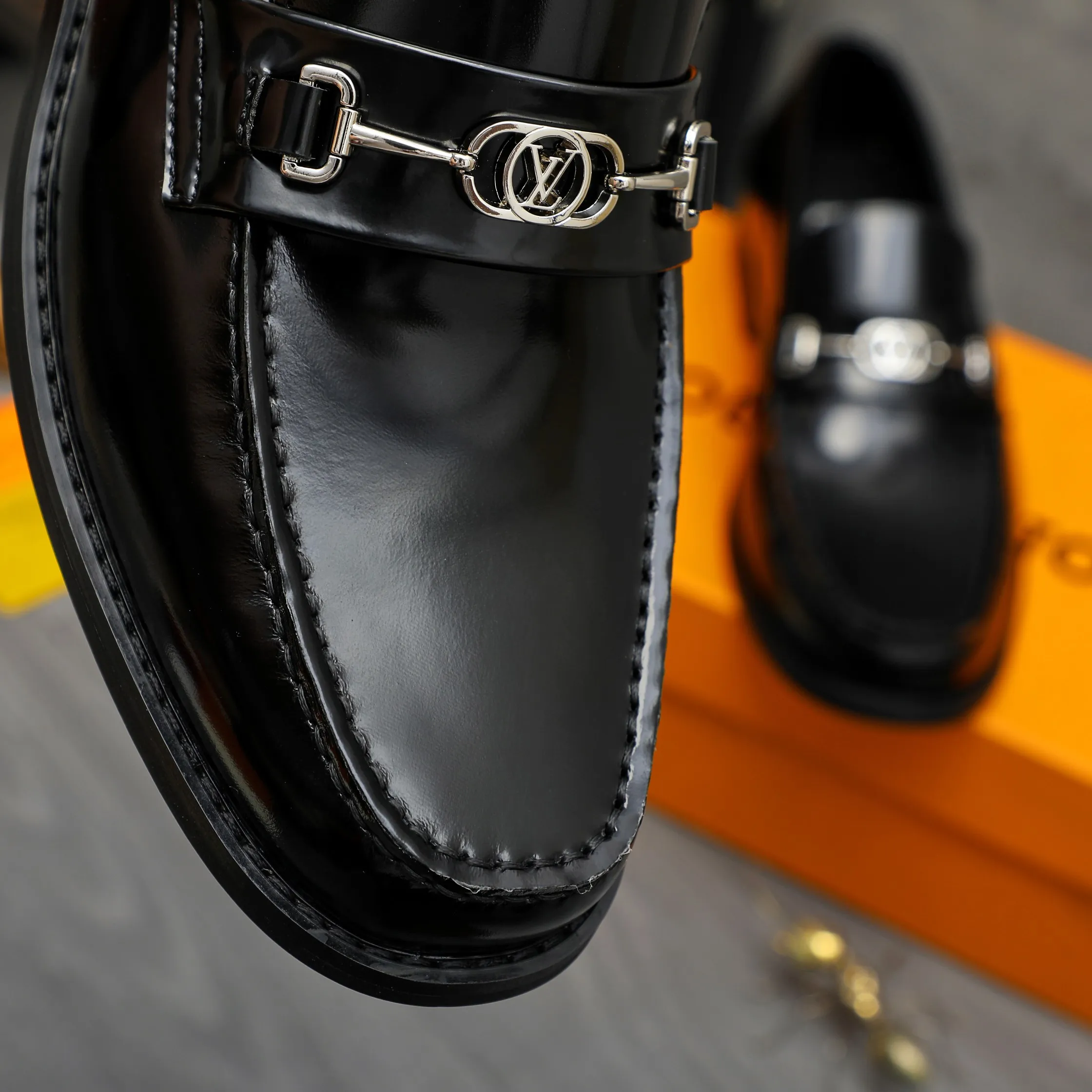 Men's shoes 💰p460 Product trademark: LV (Louis Vuitton) business slip-on leather shoes. Regular size: 38-45 (45 is custom-made and non-returnable) Product materials: Selected high-quality pearlescent cowhide upper, cowhide lining, original rubber outsole